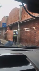 Read more about the article Shirtless Man Chases Traffic Cops With Stolen Crutch