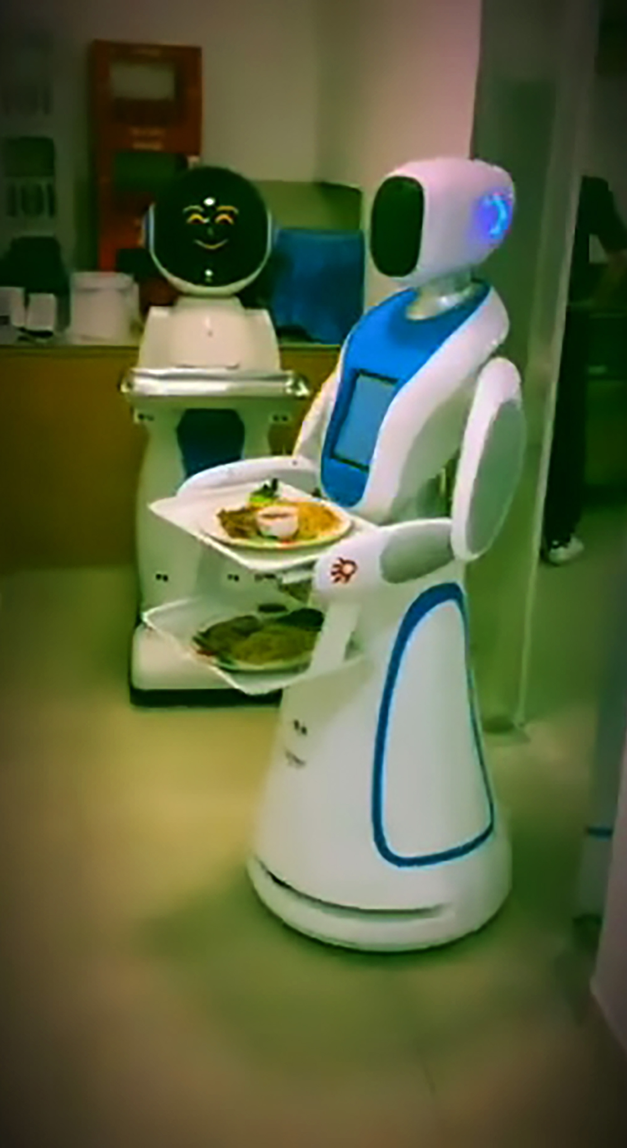 Read more about the article Hi-Tech Robots Serve Customers At Restaurant Of Future