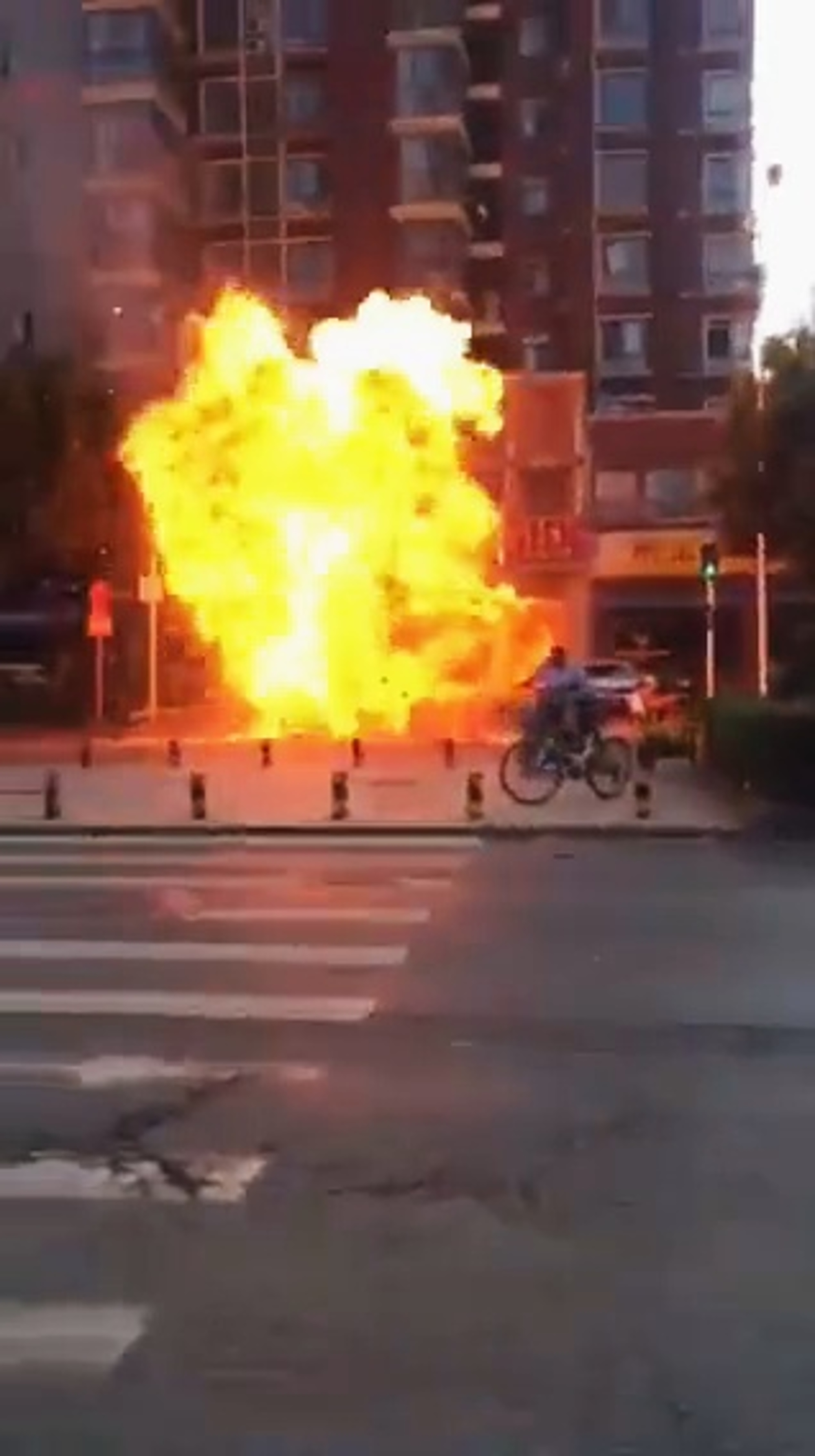 Read more about the article Scooter Rider Dodges Gas Cylinder Fireball At Last Sec