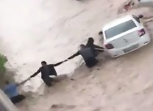 Read more about the article Locals Human Chain To Push Floating Car During Flood