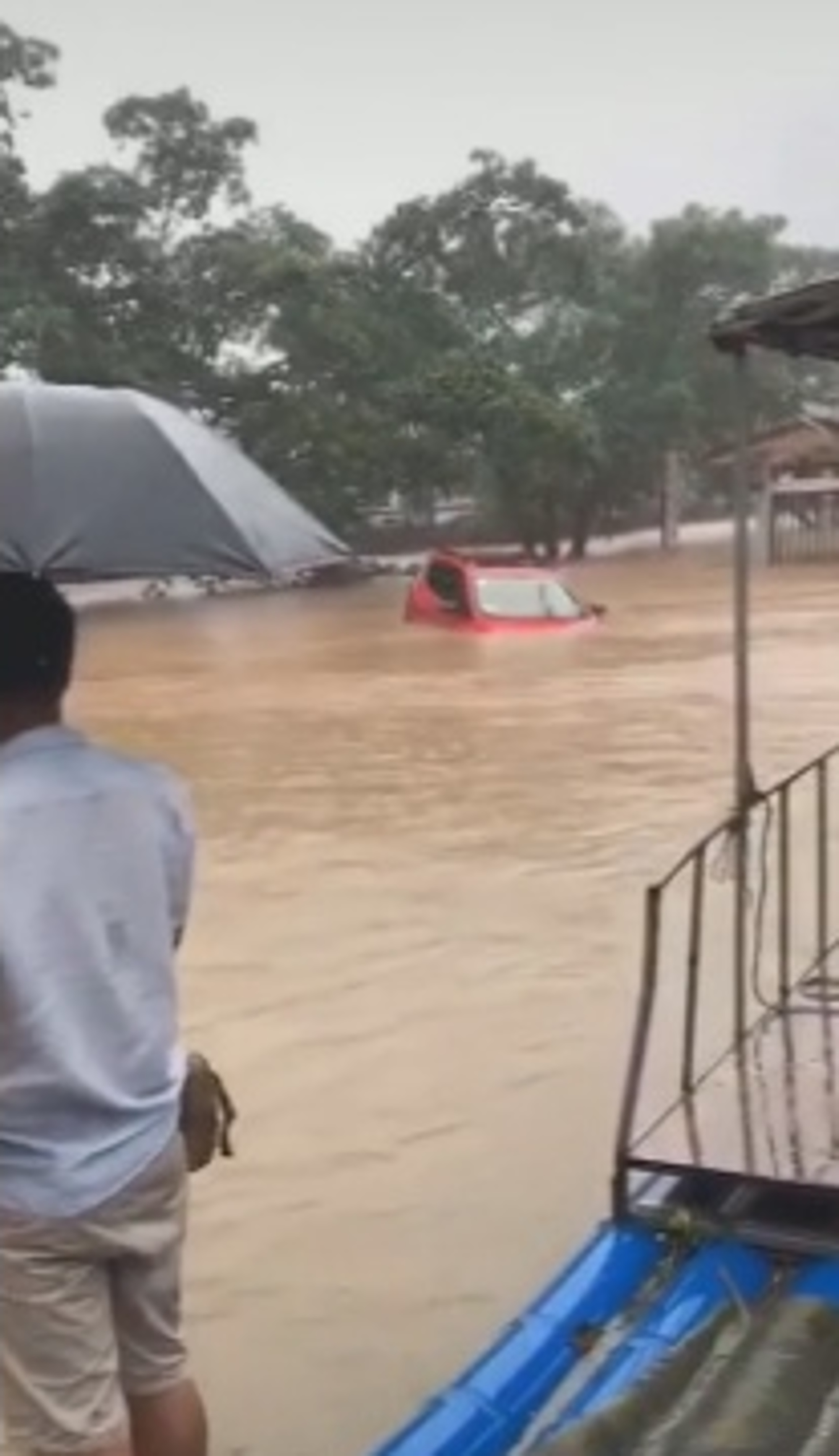 Read more about the article 5 Passengers In SUV Rescued From Flooded Road