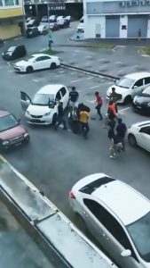 Read more about the article Angry Mob Delivers Brutal Beating To Handbag Thief