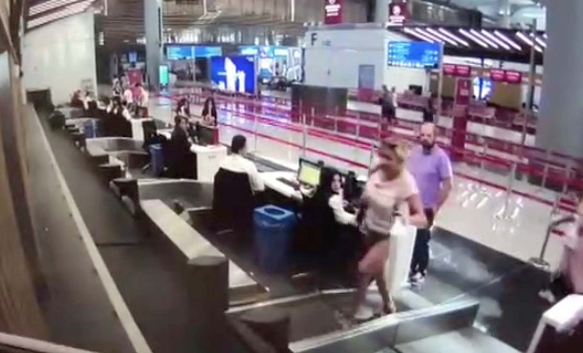 Read more about the article Plane Stupid: Idiot Blonde Hops On Airport Check-In Belt