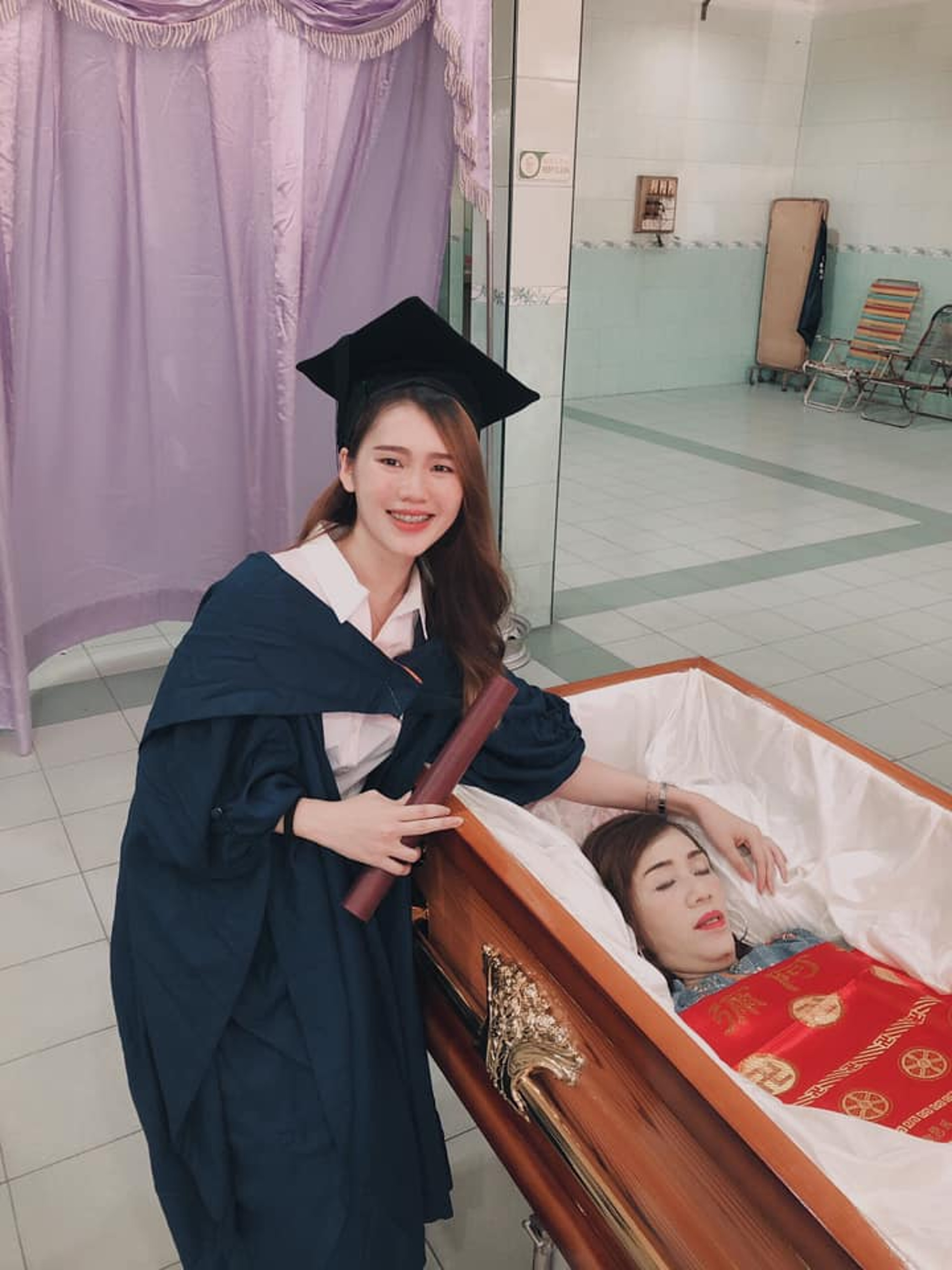 Uni Student Takes Grad Photos With Mum In Coffin - ViralTab.