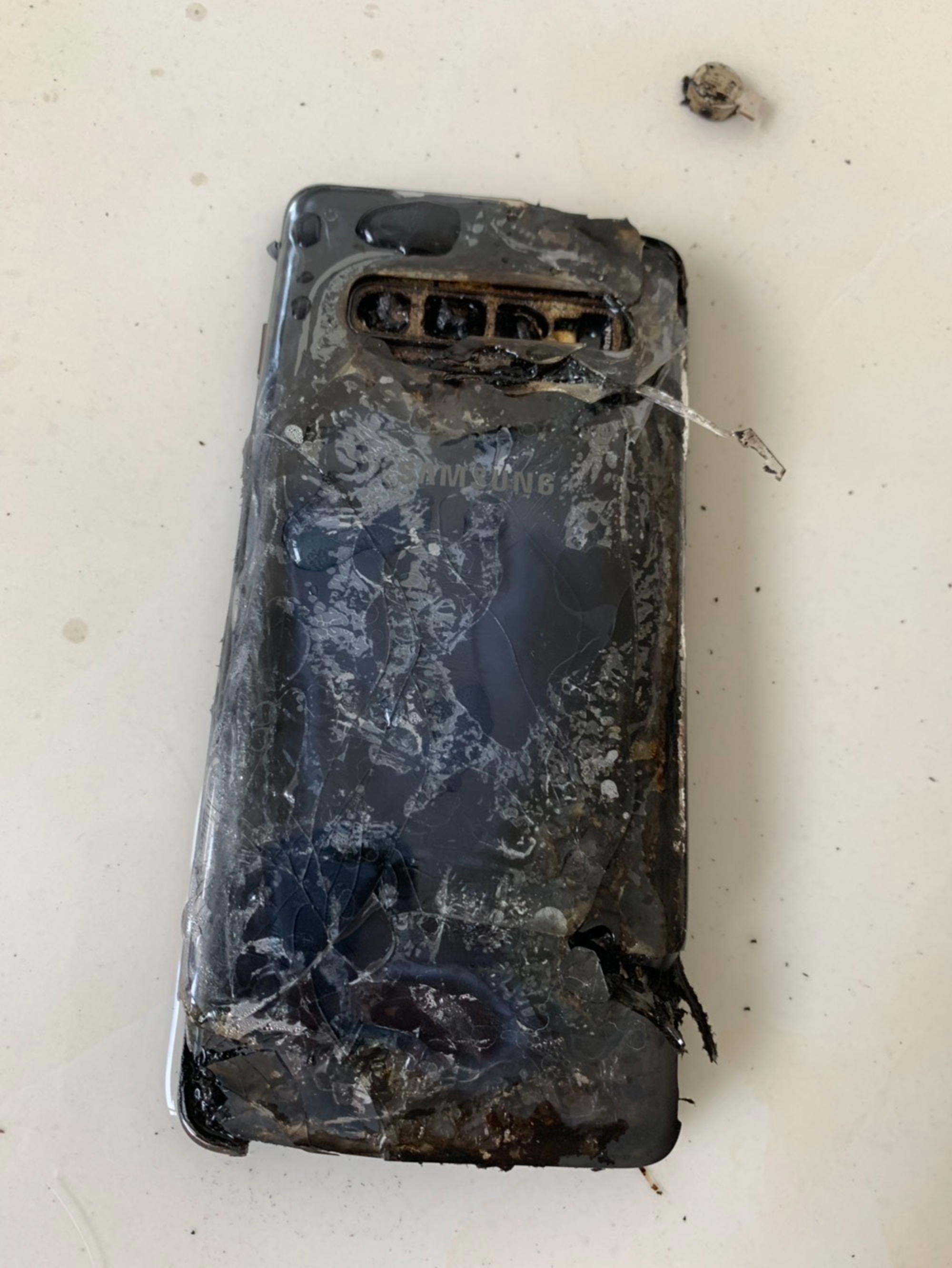 Read more about the article Samsung Owner Pours Water Over 1-Day-Old Smoking Phone
