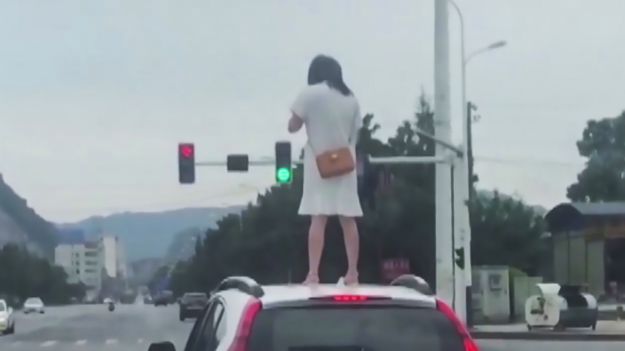 Wife Stands On Hubbys Car Roof In Mid Traffic Argument