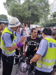 Read more about the article Foreign Students Row With Chinese Cop Goes Viral