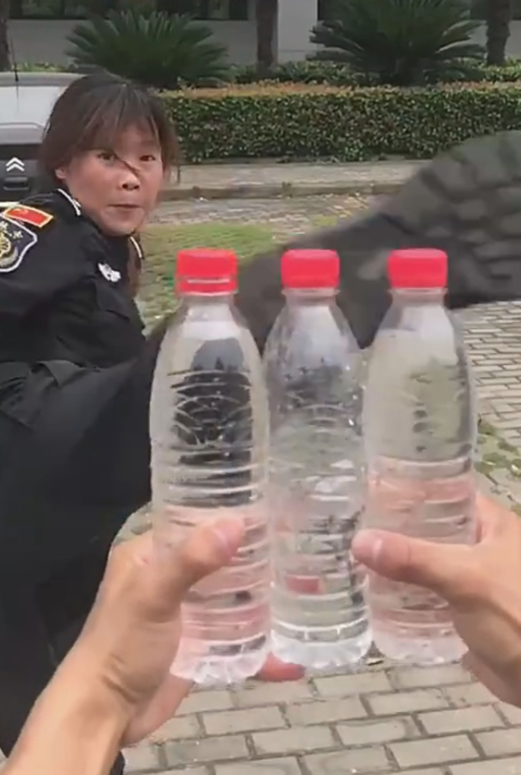 Read more about the article 1.8M Likes As SWAT Babe Hits 3 Bottles In Cap Challenge