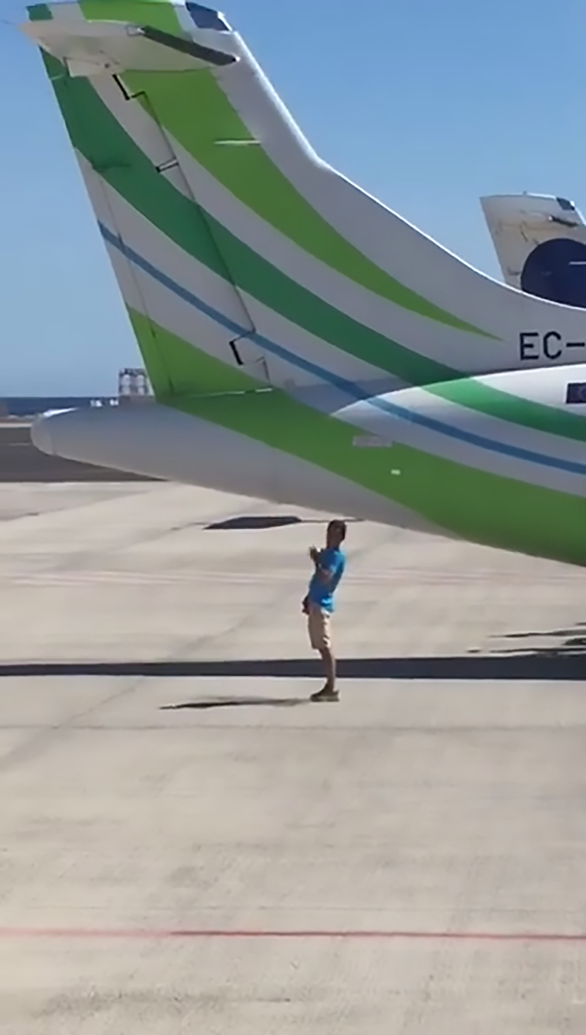 Read more about the article Flyer Tries To Pee On Runway Before Lanzarote Takeoff