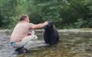 Read more about the article Daring Fisherman Feeds Wild Bear By Hand
