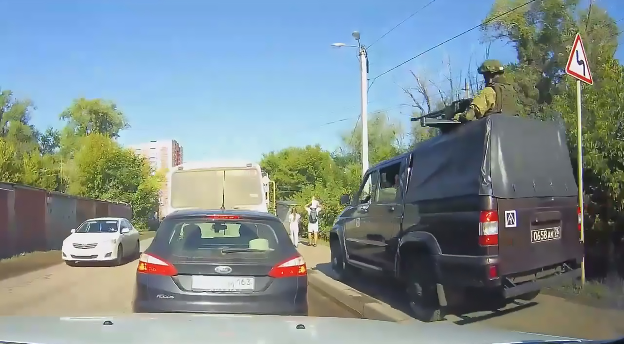 Read more about the article Russian Army Convoy Drives On Pavement To Beat Traffic