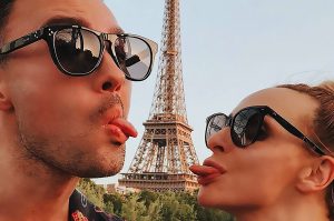 Read more about the article Viral: Weird Russian Comic Babe Licks Eiffel Tower
