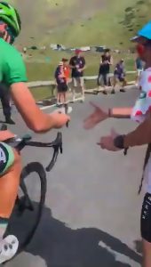 Read more about the article Tour De France Cyclist Signs Autograph In Middle Of Race