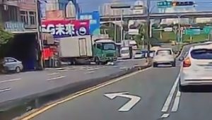 Read more about the article No Compo Lorry Driver Drags Scooter Woman For 100ft