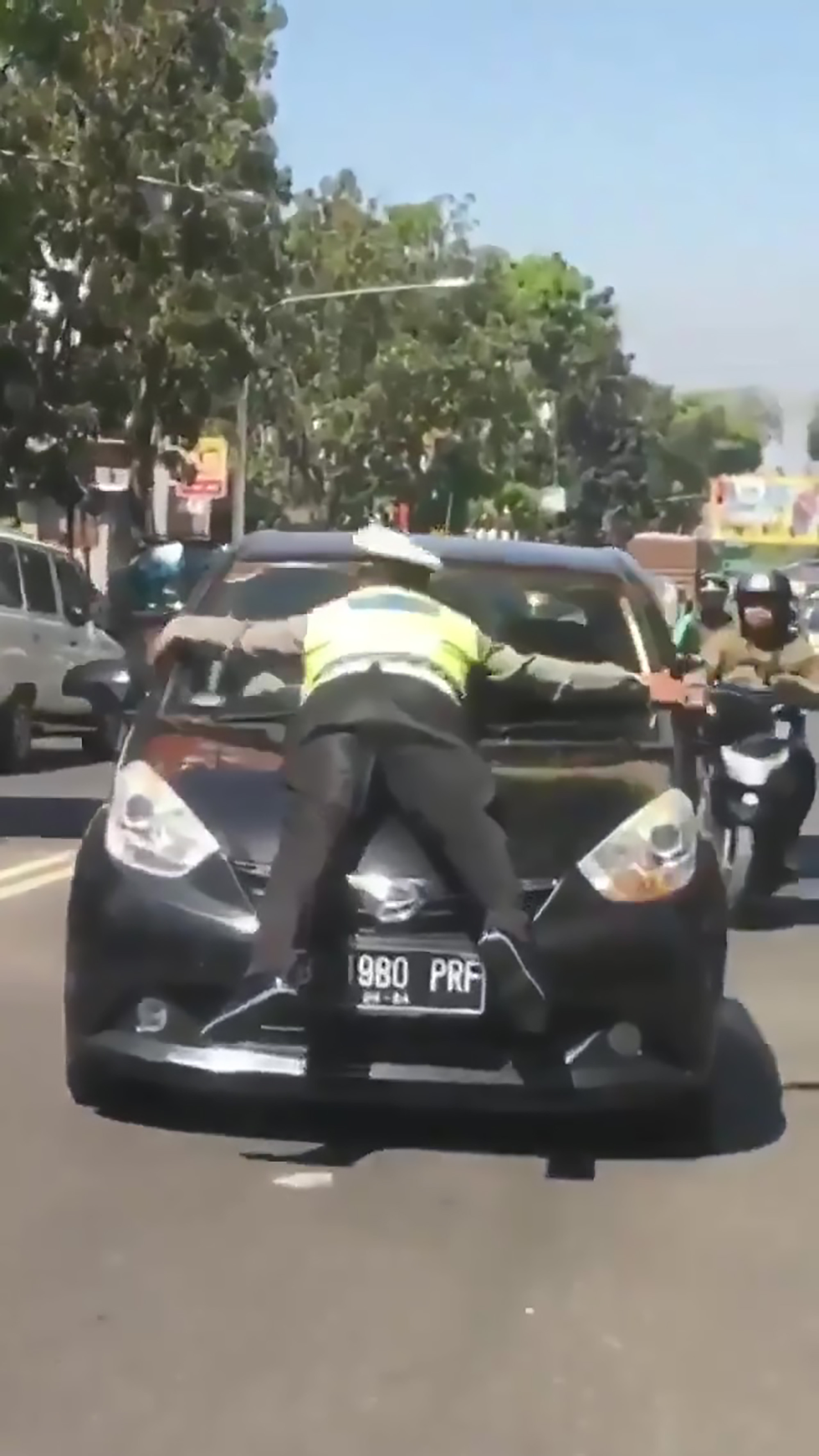 Read more about the article Cop Jumps Onto Moving Car To Stop Red Light Dodger