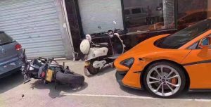 Read more about the article Bungling China Biker Crashes Into Brit McLaren Supercar