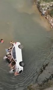 Read more about the article Rescuers Jump Into River To Save Kids In Upturned Car