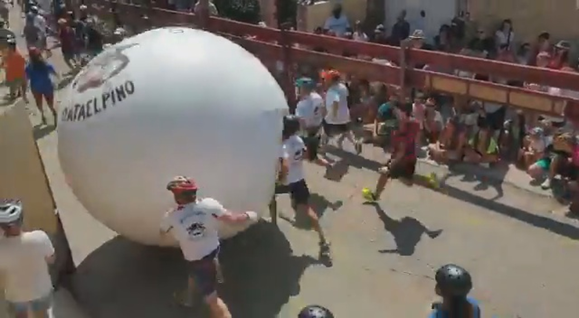Read more about the article Mayor Flattened, Injured By Large Ball At Spanish Fiesta