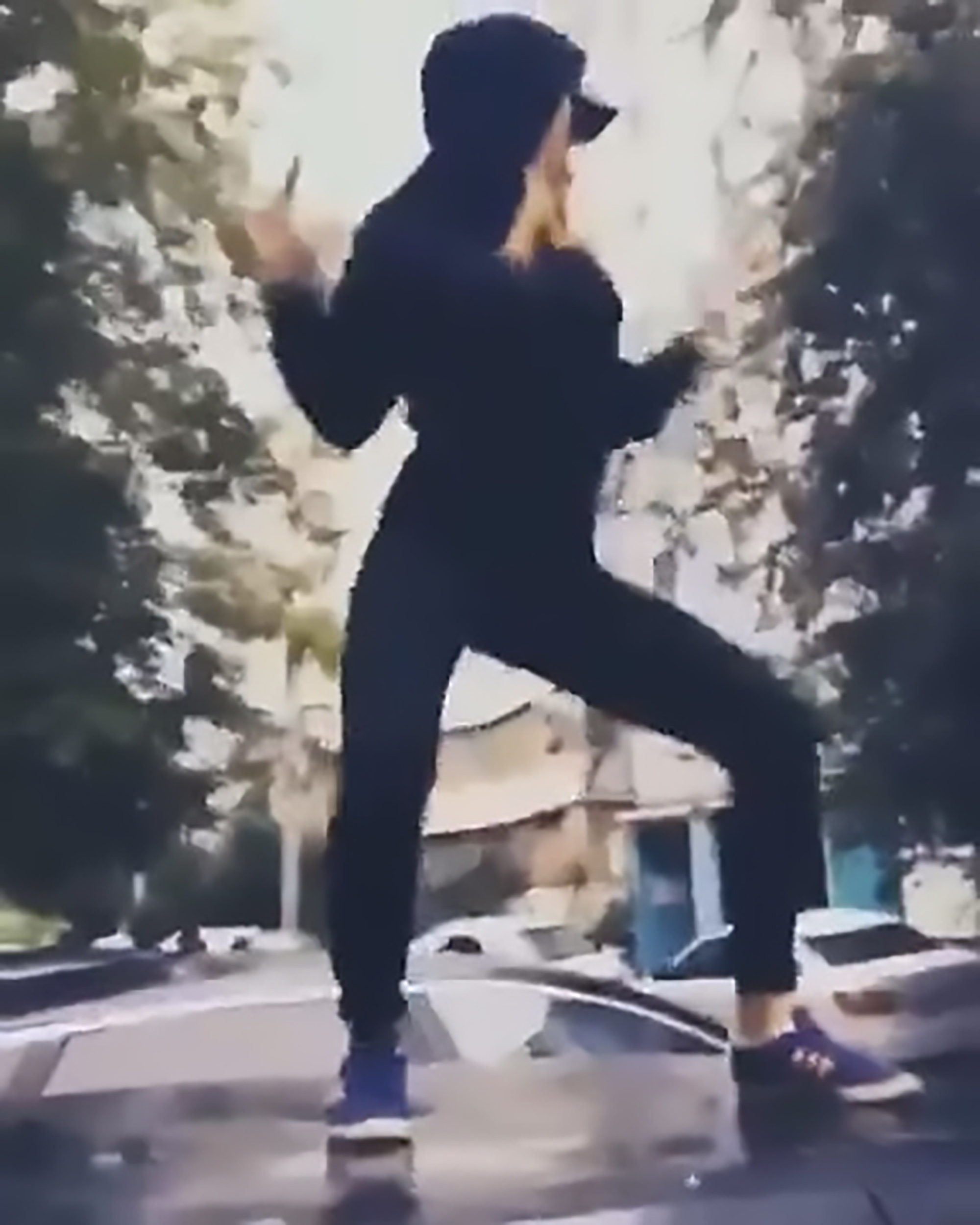 Read more about the article Alarm Makes Jumping Blonde Car Roof Dancer Fall Off