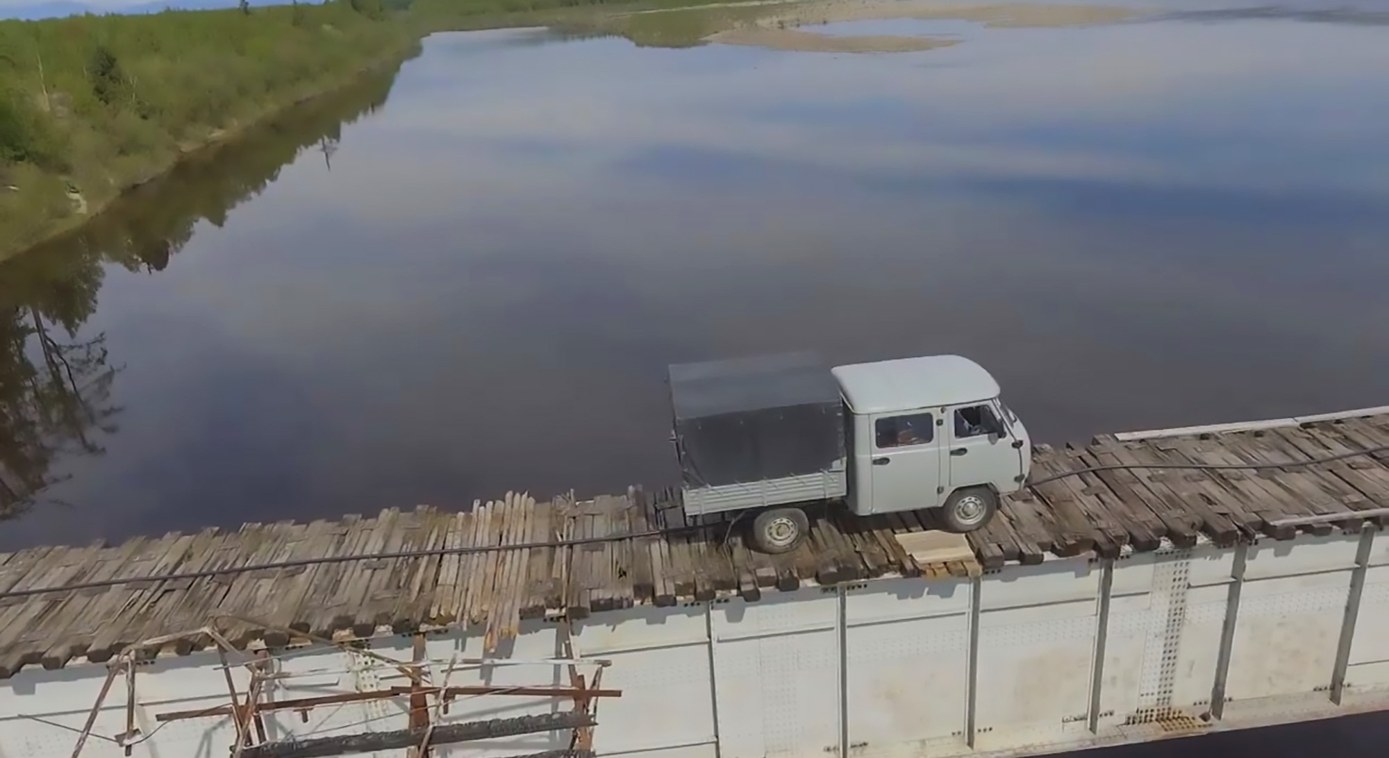 Read more about the article Russian Truck Driver Crosses Narrow Perilous Bridge
