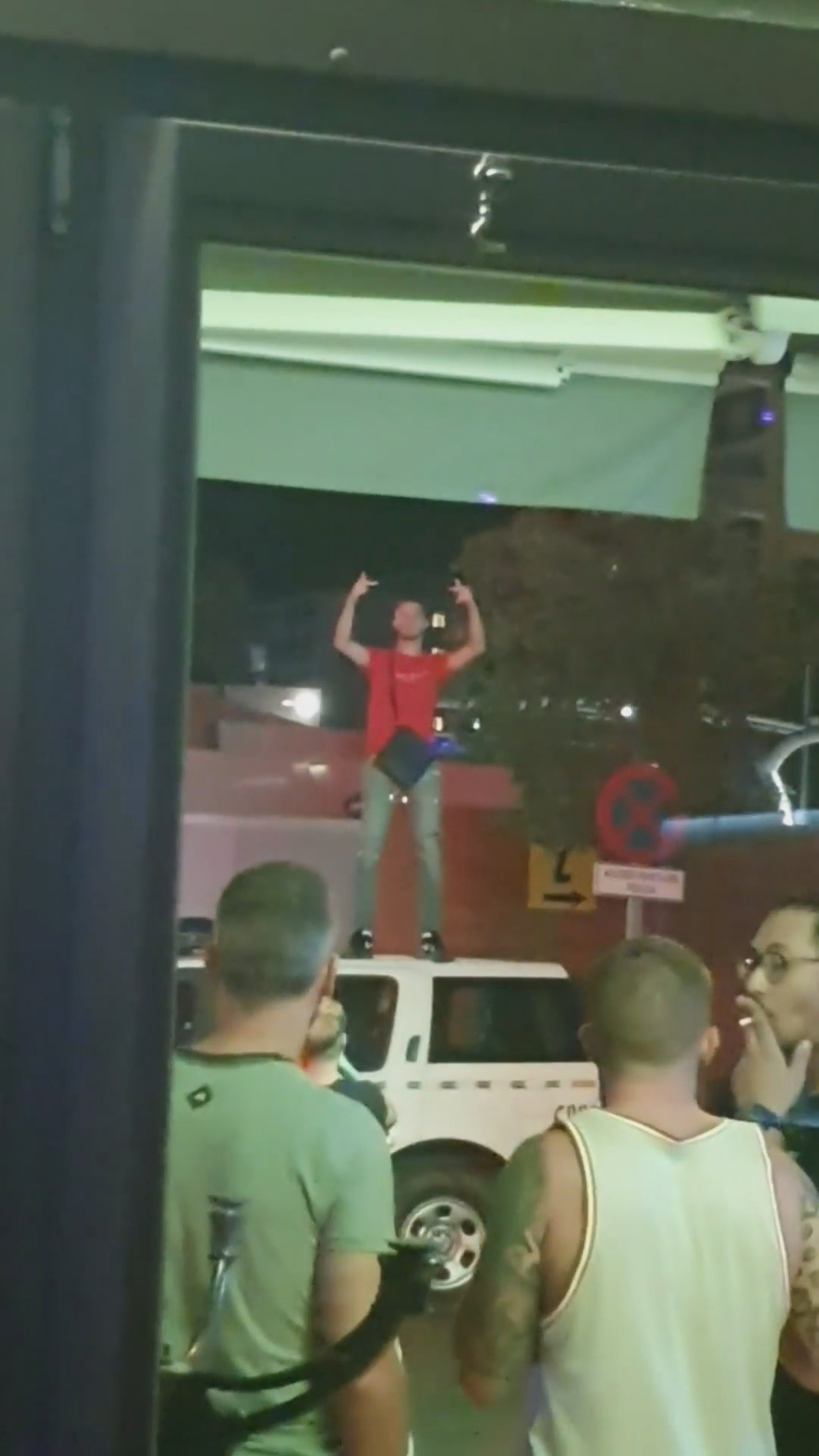 Read more about the article Magaluf Tourist Climbs On Cop Car And Gives Finger