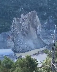 Read more about the article Spain-Andorra Road Cut Off As Huge Landslide Strikes