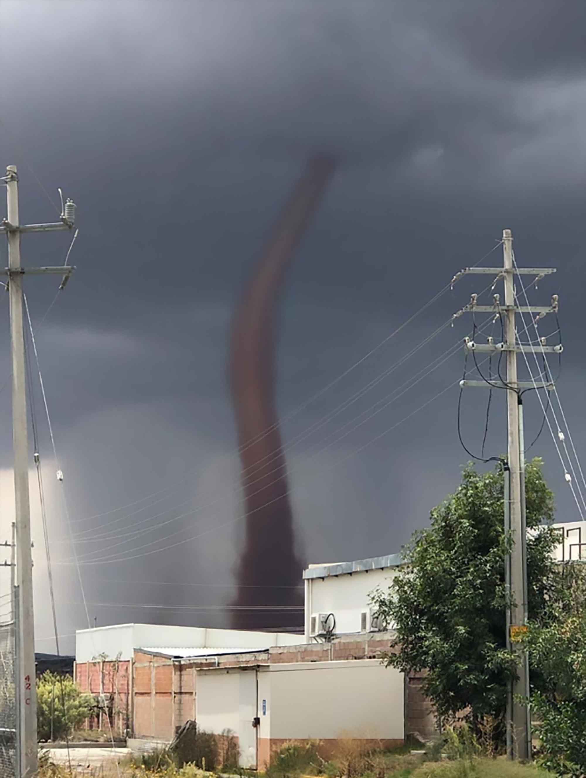 Read more about the article Amazing Footage Of Tornado Hitting Mexican Town