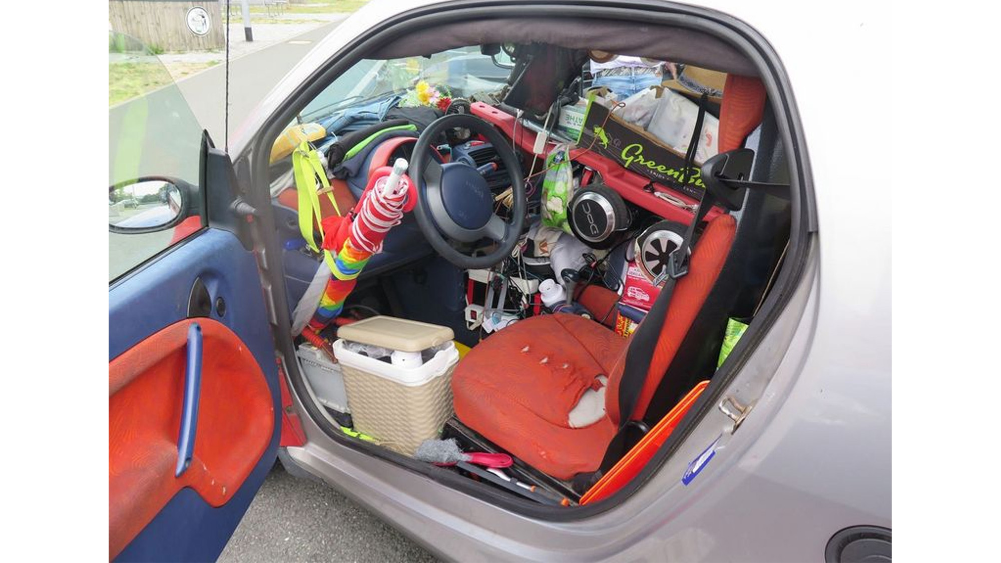Read more about the article Cops Nab Tiny Smart Car Dangerously Packed With Goods
