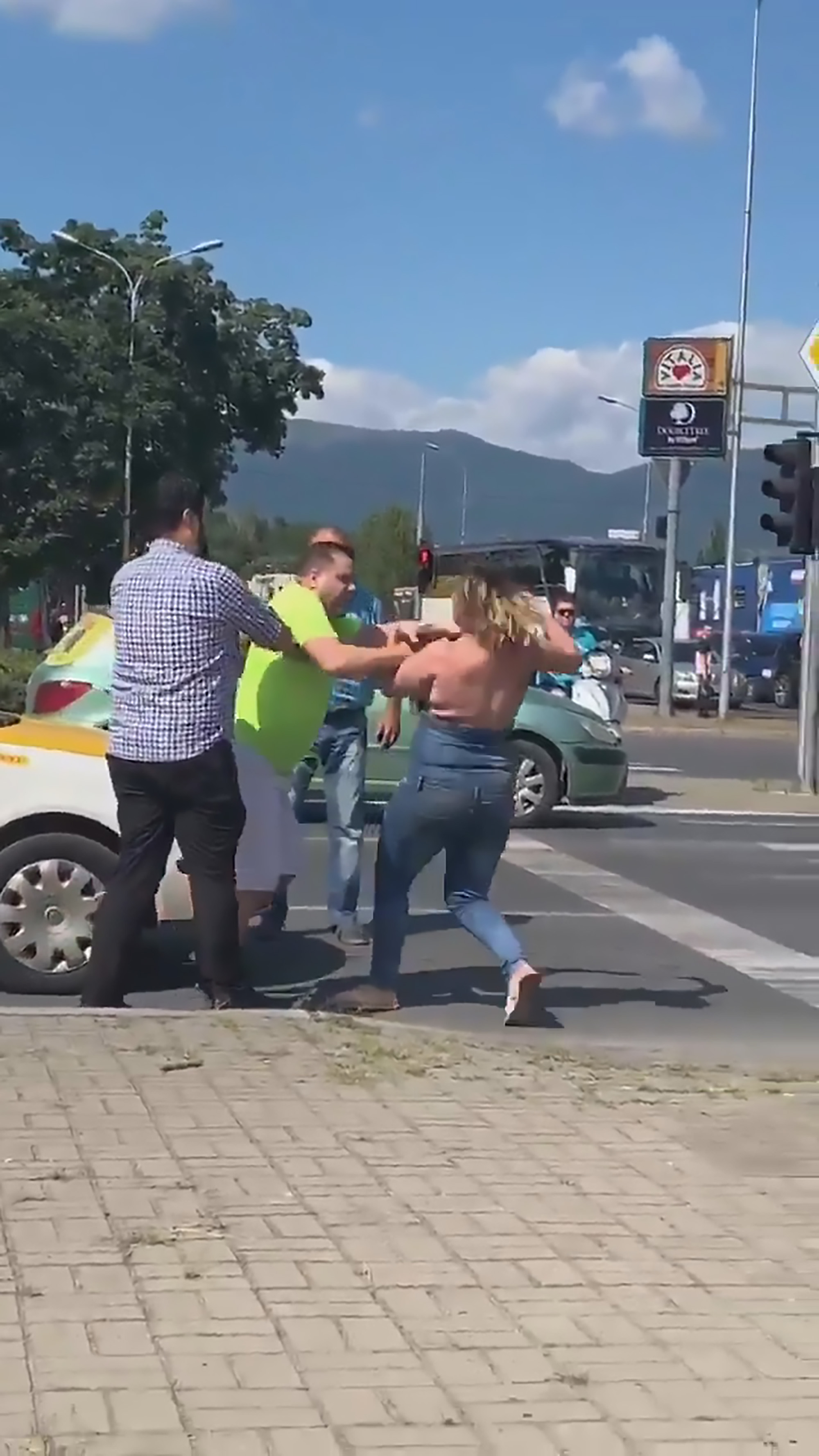 Read more about the article Brutal Cabbie Shoves Topless Woman To Ground