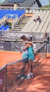 Read more about the article Tennis Players Girlfriends Kiss After Match