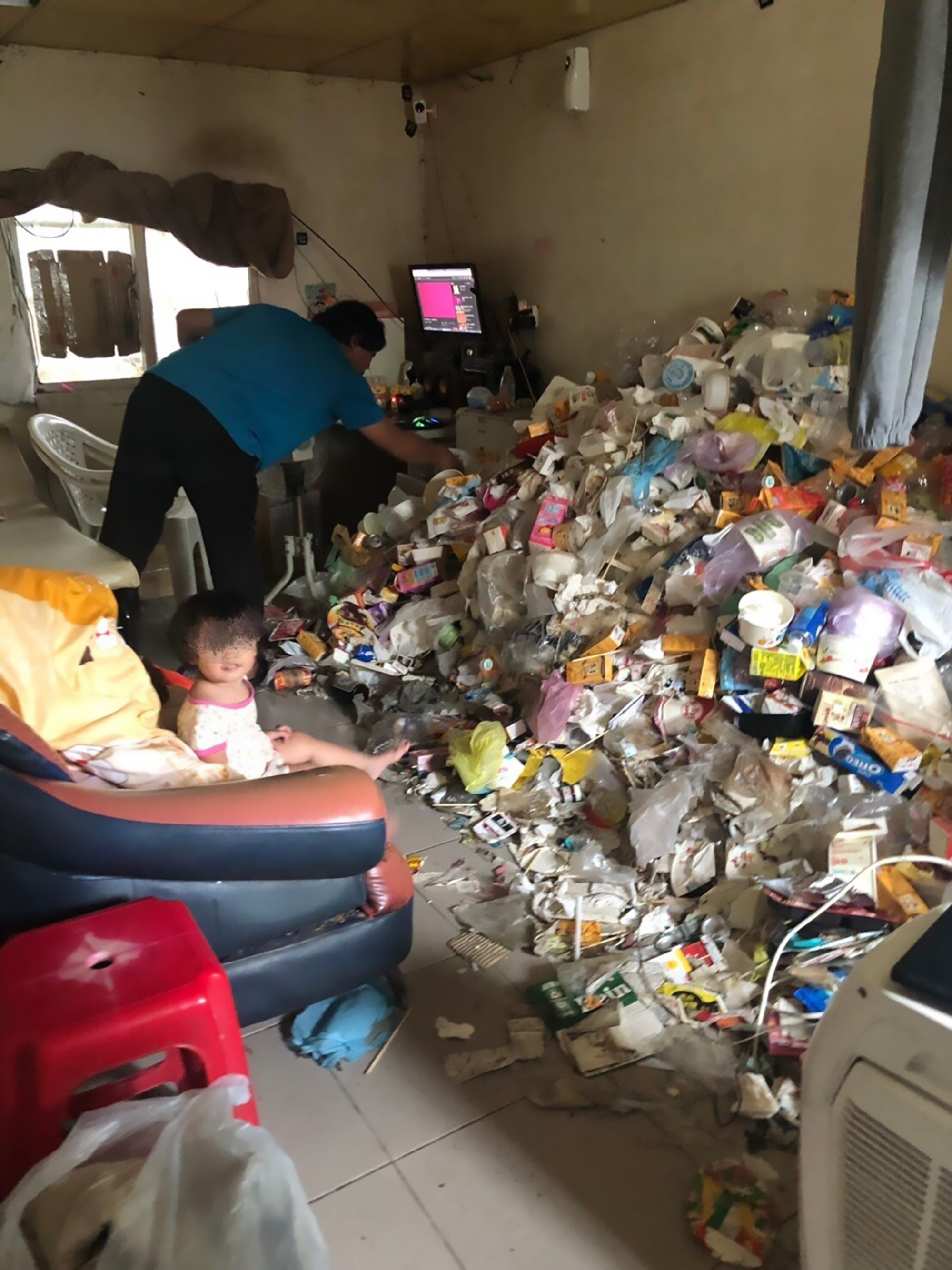 Read more about the article Kids Rescued From Hoarder Parents Amid Mounds Of Rubbish