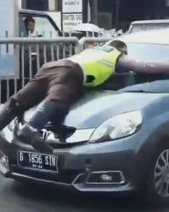 Read more about the article Cop Clings On To Bonnet Of Moving Car To Stop Man Flee