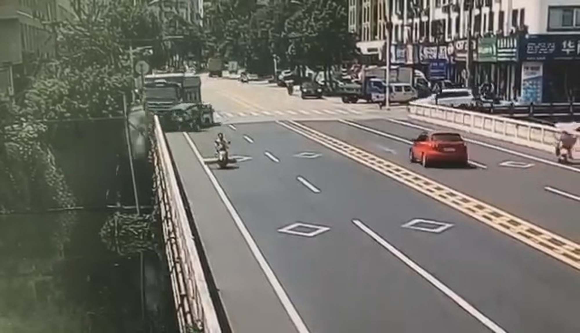 Read more about the article Lorry Dodging Brazen Pedicab Driver Plunges Into River