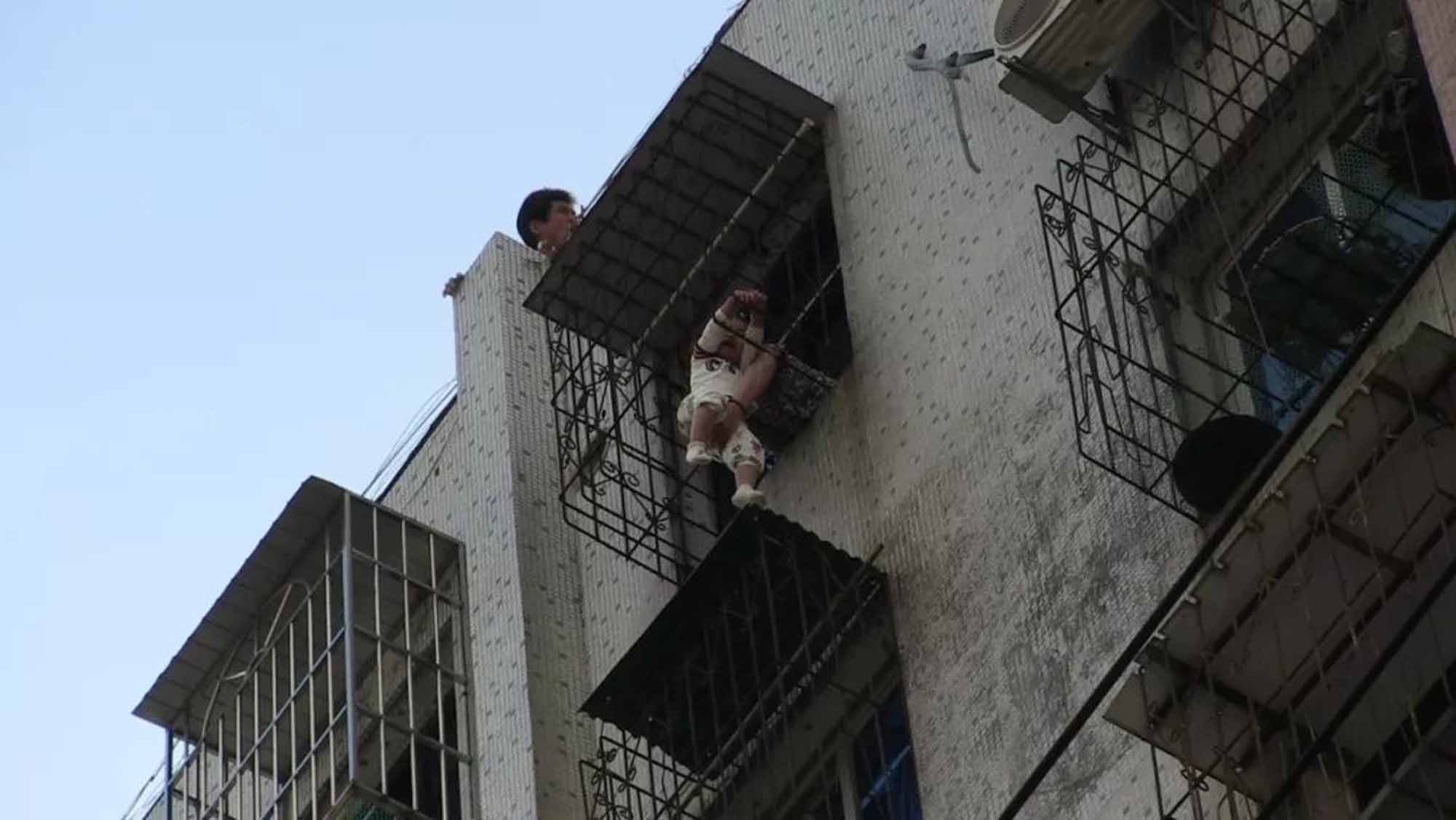 Read more about the article Nan Clings To 3yo Tot Hanging From 7th-Flr Burglar Bars