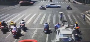 Read more about the article Saloon Mows Down Scooters And Pedestrian At Crossroads