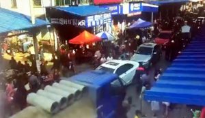 Read more about the article Brake-Fault Lorry Ploughs Into Market Shoppers, Kills 10