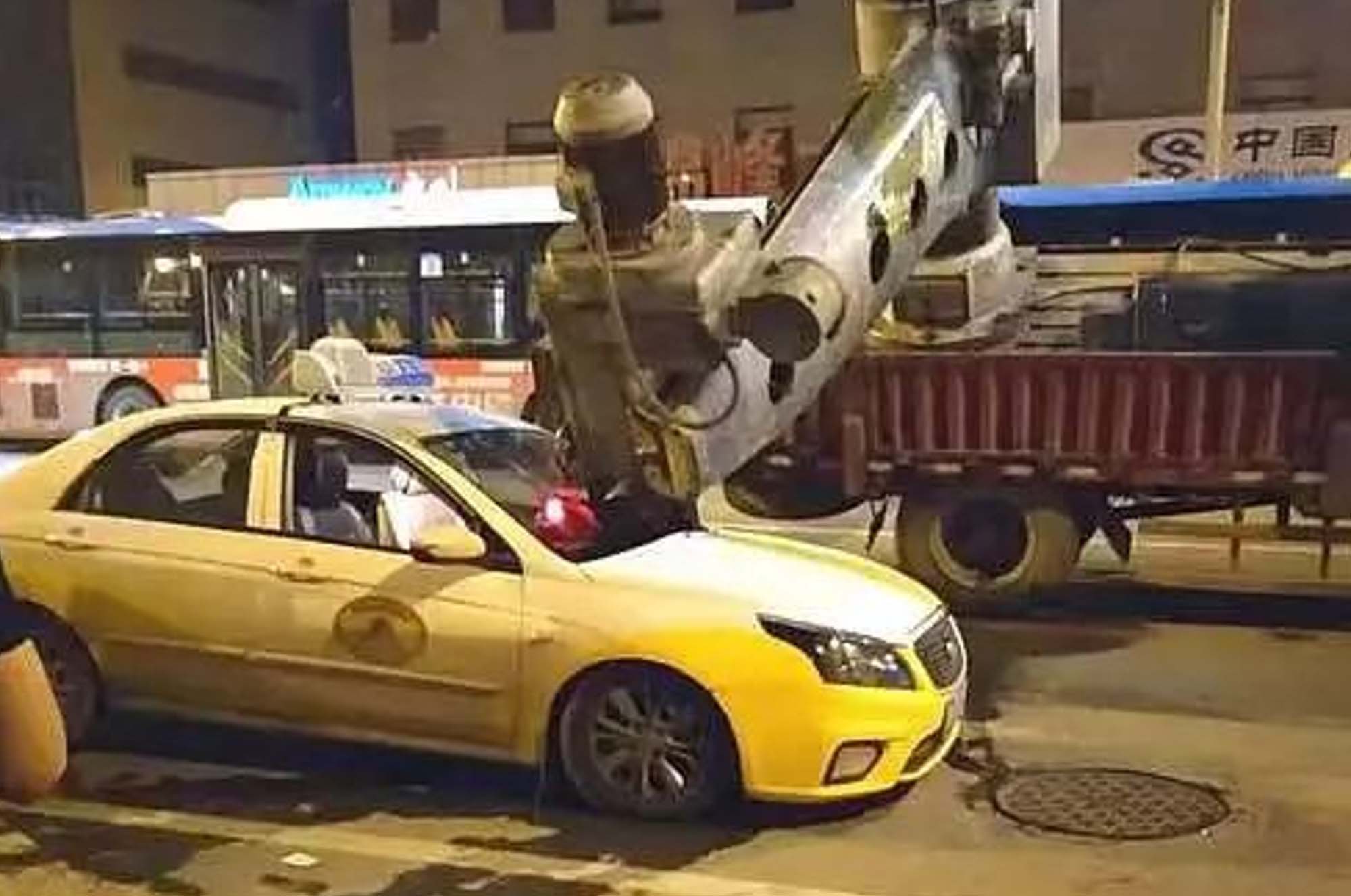 Read more about the article 3-T Machine Falls Off Lorry Onto Female Cabbies Bonnet