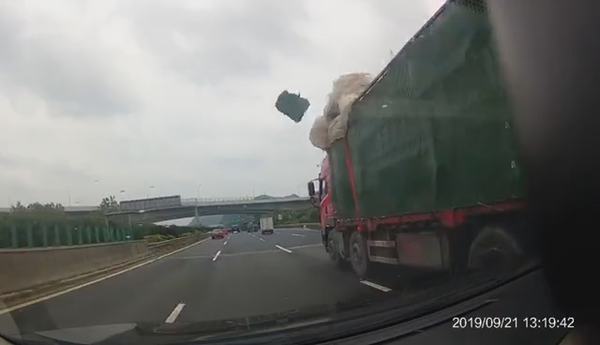 Read more about the article Canvas Flies Off Lorry And Smashes SUV Windscreen