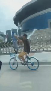 Read more about the article Man Riding Bike While Holding Drip Infusion Is Filmed