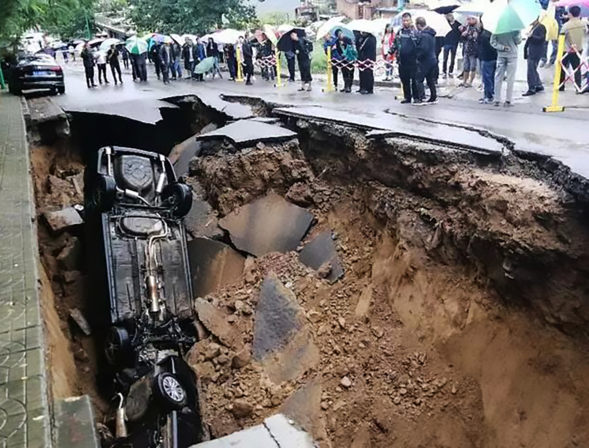 Read more about the article Giant Sinkhole Opens Up Swallowing 2 Cars