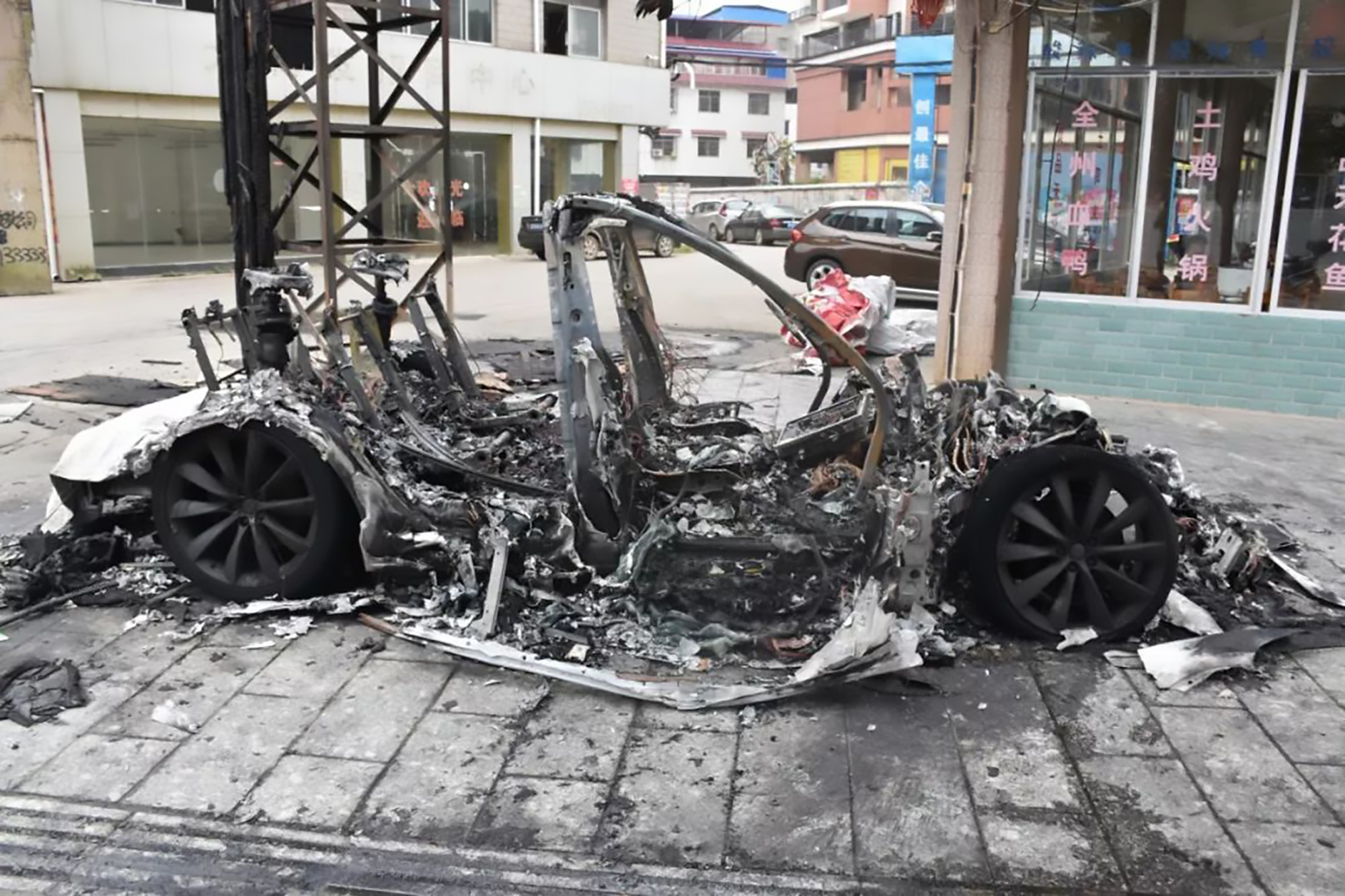 Read more about the article Rich-Hate Crook Sets Fire To Brand New 125K GBP Tesla
