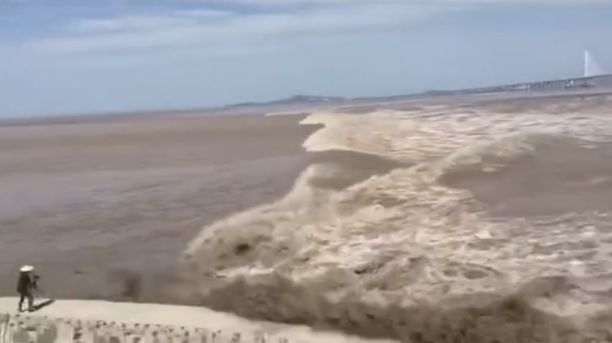 Read more about the article Man Filming Tidal Bore Swept Away By Waves