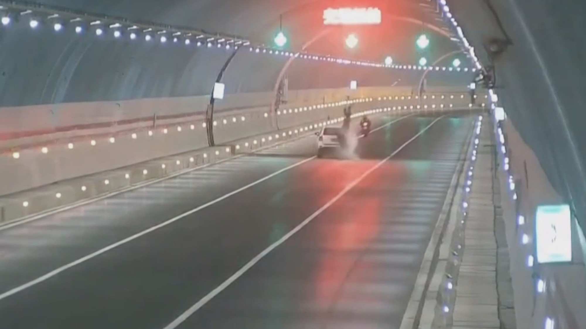 Read more about the article Moment Biker Smashes Into SUV In Tunnel At 121 MPH