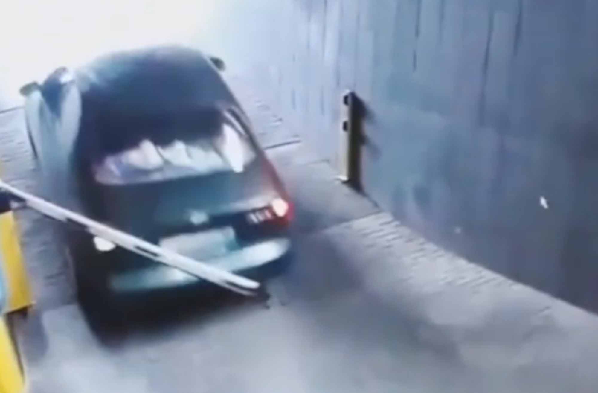 Read more about the article Car Stuck On Ramp Snags Barrier And Smashes Rear Window