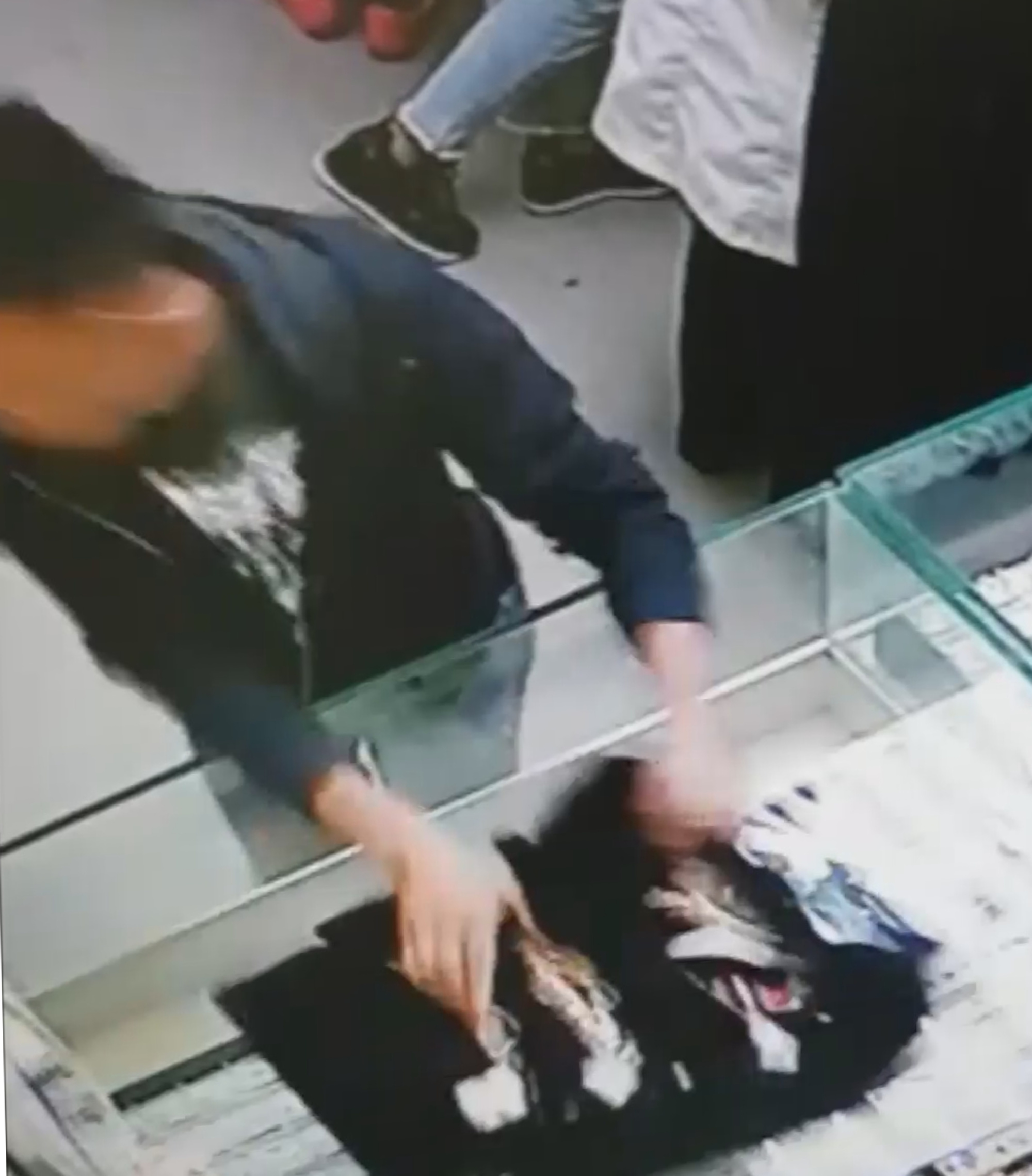 Read more about the article Moment Brazen Thief Robs Jewellers In Broad Daylight