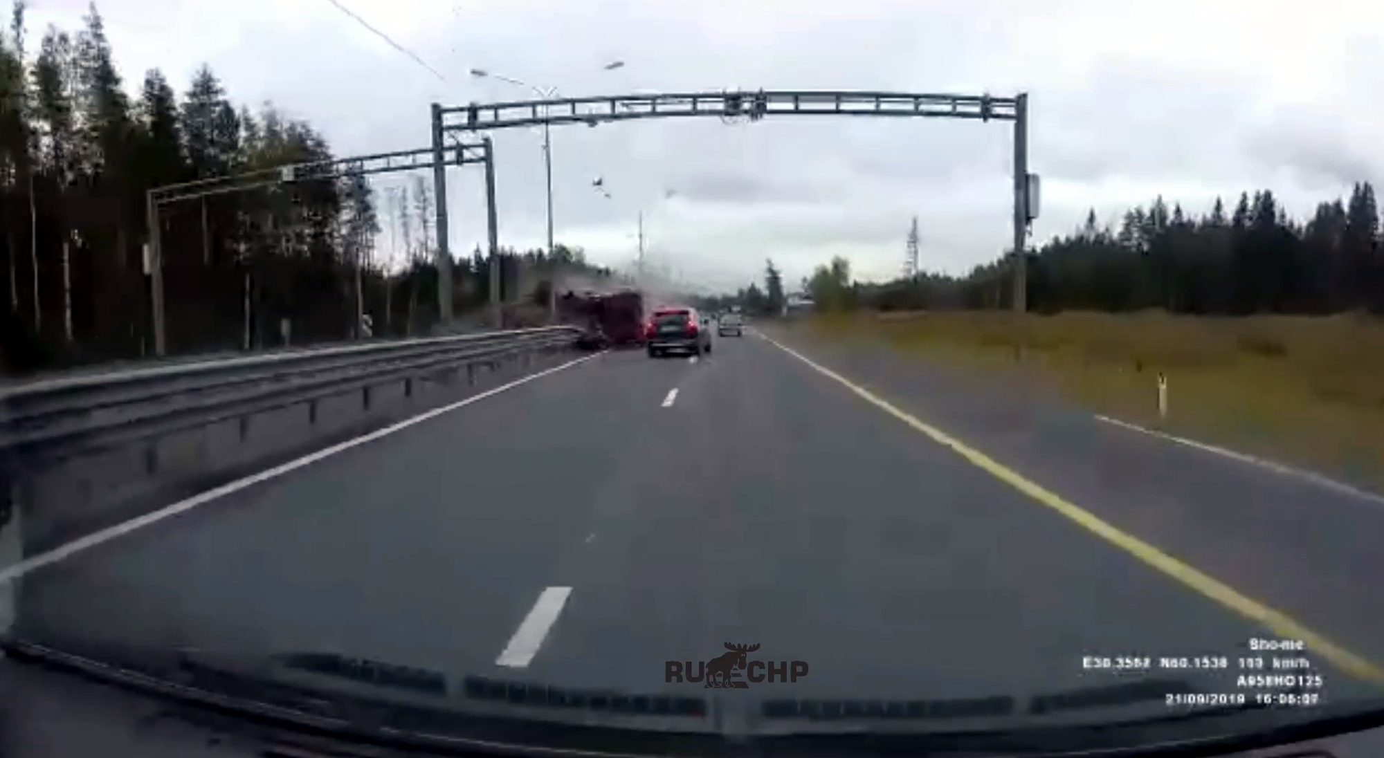 Read more about the article Driver Dodges Oncoming Rubbish Truck At Last Second
