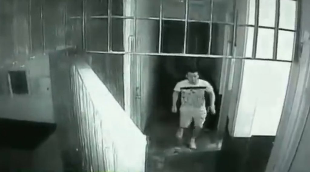 Inmates Escape After Idiot Prison Guard Leaves Door Open Viraltab