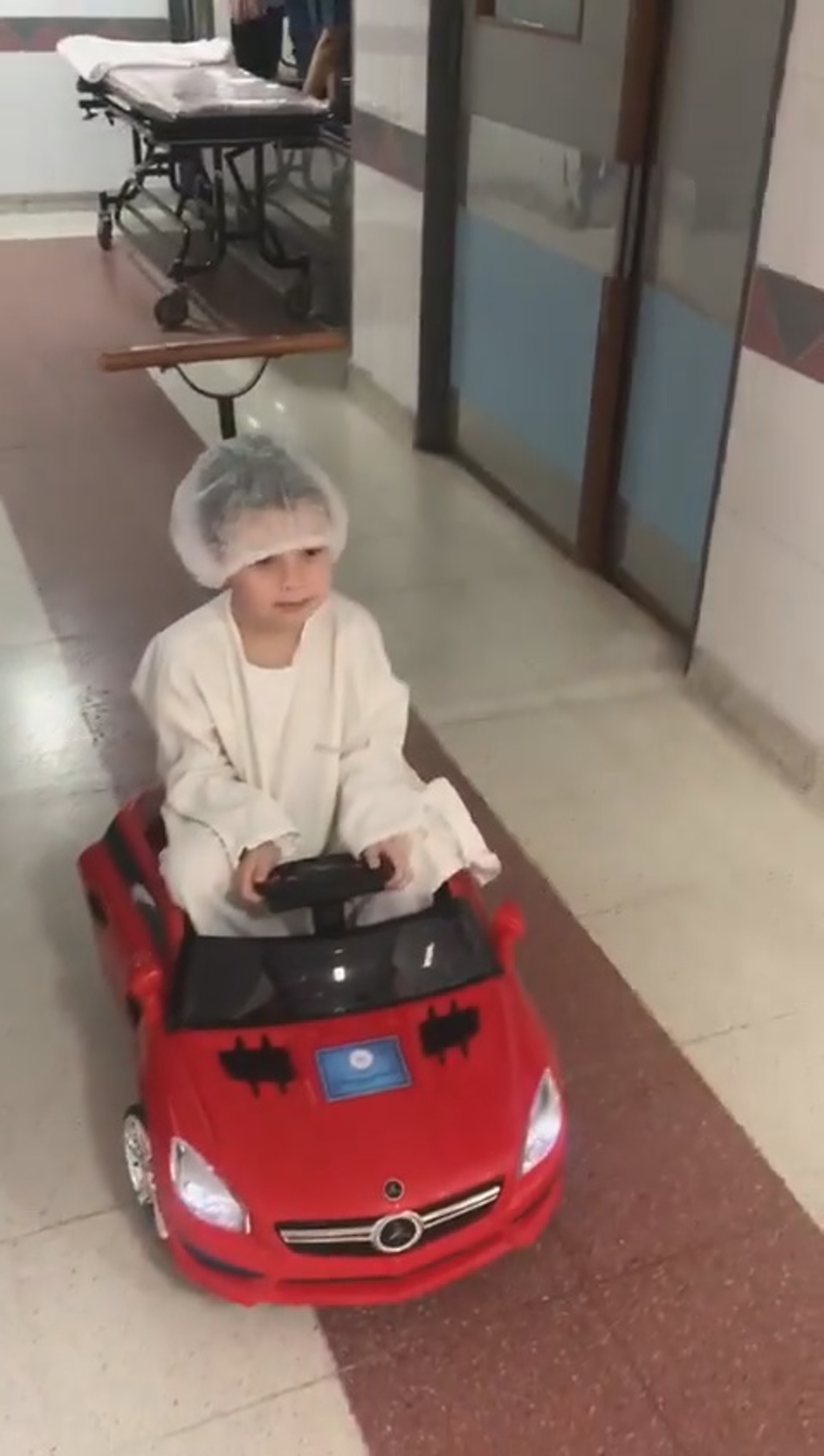 Read more about the article Kid Drives Himself To Surgery In Hospital Toy Car