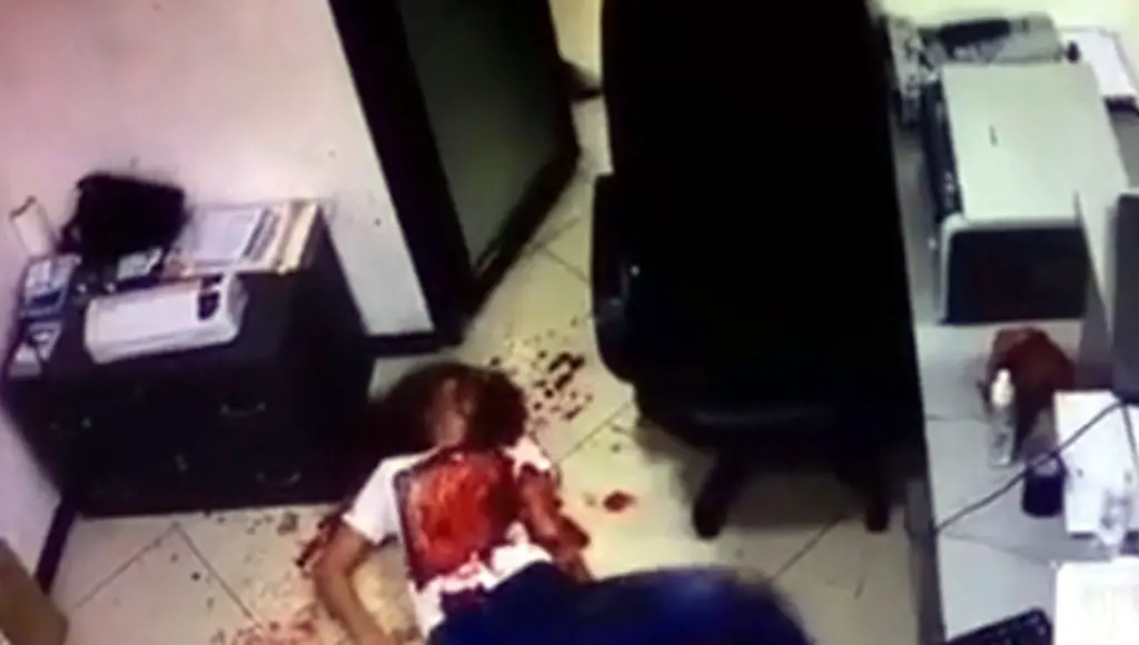 Moment Hubby Brutally Stabs ExWife In Hairdressers ViralTab