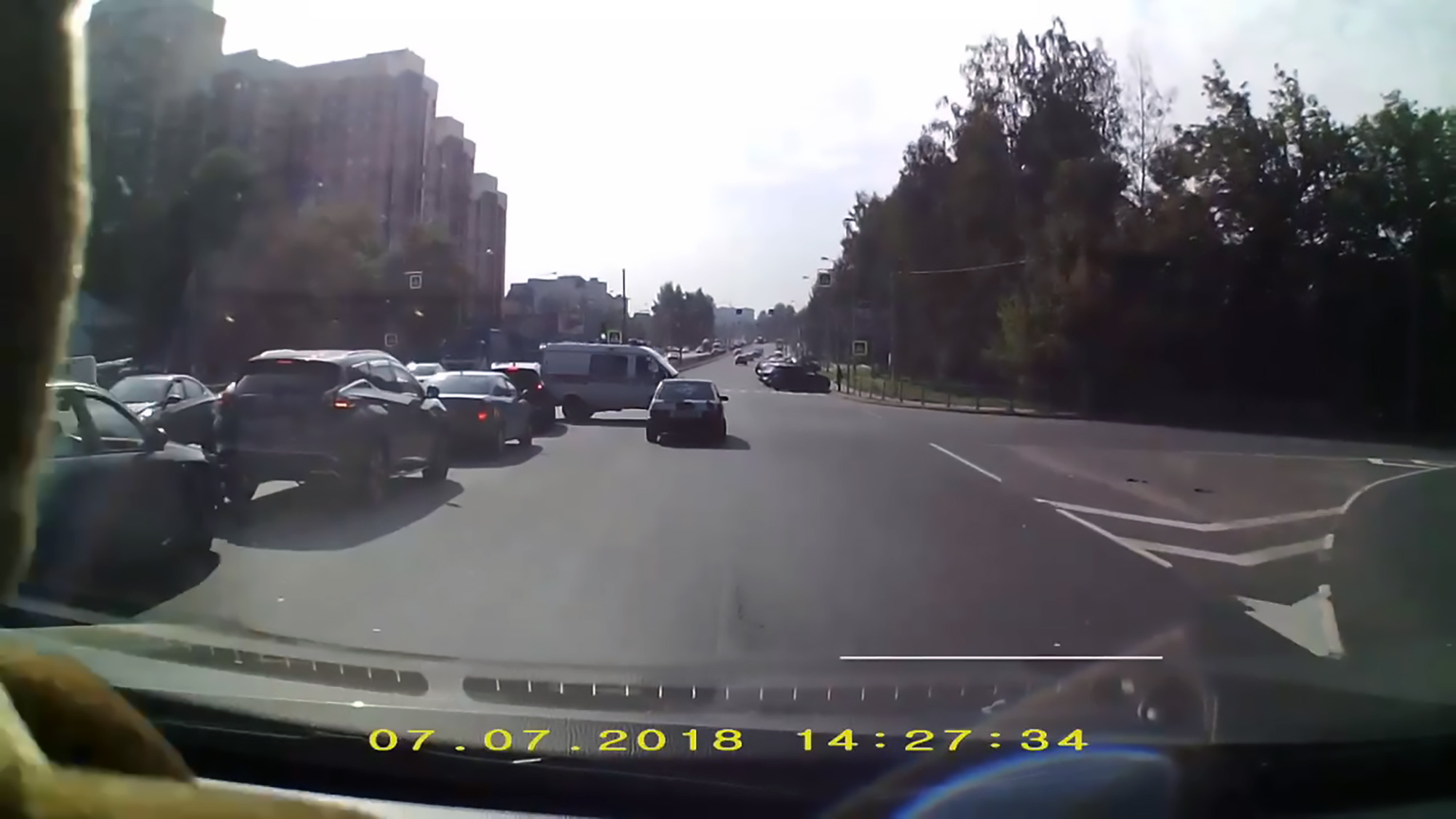 Read more about the article Lada Playing Loud Music Overturns Ambulance With Siren